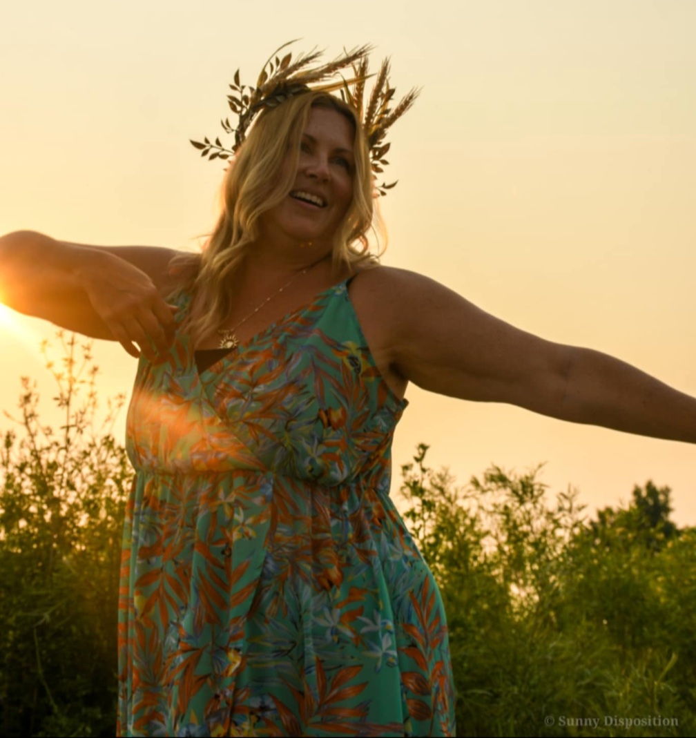 Dance in fields of flowers, wear a crown of wheat and capture the magic of nature with Jennifer and your friends. become magical AF!